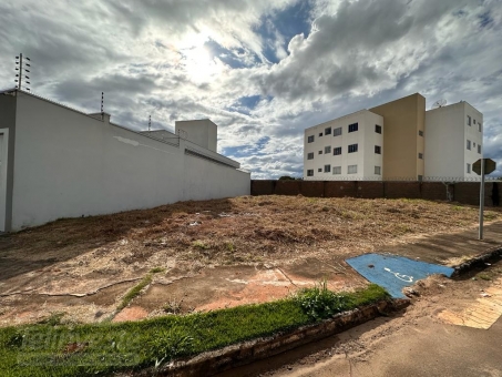 LOTE NA AVENIDA DE ESQUINA NO BAIRRO VILLAGIO D