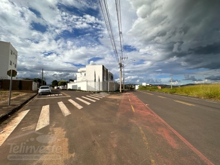 LOTE NA AVENIDA DE ESQUINA NO BAIRRO VILLAGIO D