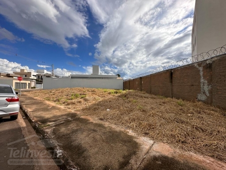 LOTE NA AVENIDA DE ESQUINA NO BAIRRO VILLAGIO D