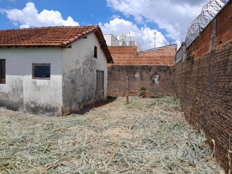 Casa de esquina para reforma pr&oacute;ximo &agrave; Liquinha Silveira