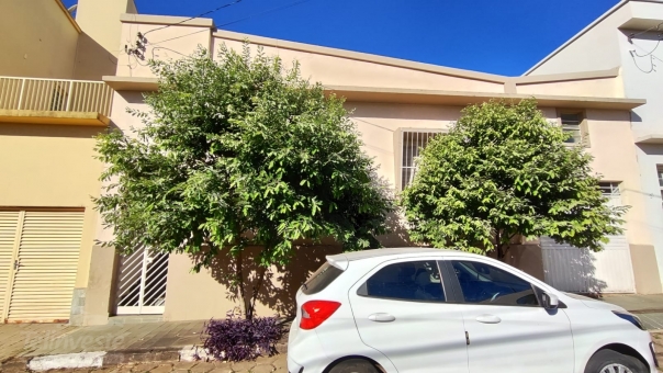 CASA - PROXIMO AO CENTRO E AVENIDA DA MODA