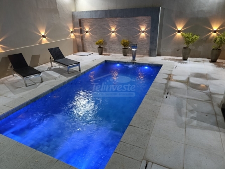 CASA NO CENTRO COM  PONTO COMERCIAL
