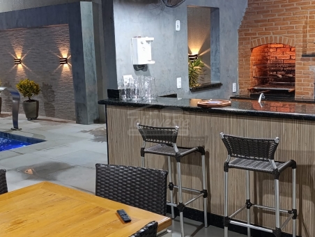 CASA NO CENTRO COM  PONTO COMERCIAL