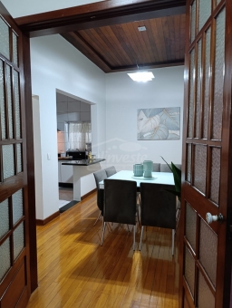 CASA NO CENTRO COM  PONTO COMERCIAL