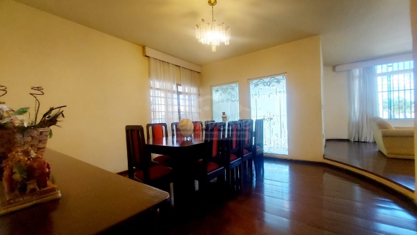 CASA NO CENTRO DE PASSOS/PROXIMO AO CPN 