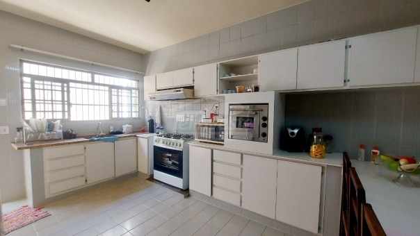 CASA NO CENTRO DE PASSOS/PROXIMO AO CPN 