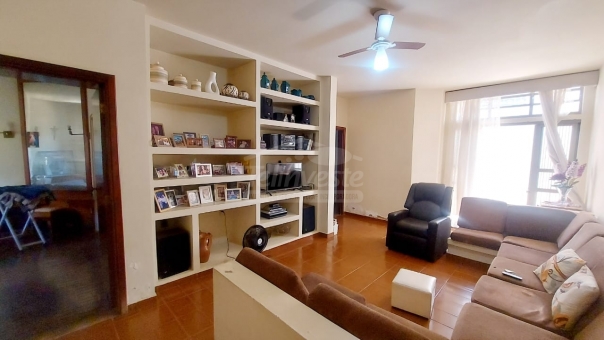 CASA NO CENTRO DE PASSOS/PROXIMO AO CPN 