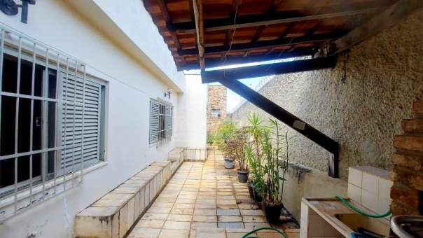 CASA NO CENTRO DE PASSOS/PROXIMO AO CPN 