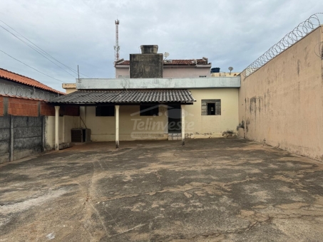 CASA A VENDA PR&Oacute;XIMO A AVENIDA DONA LIQUINHA E PO&Ccedil;OS DE CALDAS