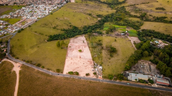 UM ALQUEIRE A 2 KM DA RODOVIA MG 050 