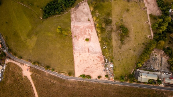 UM ALQUEIRE A 2 KM DA RODOVIA MG 050 