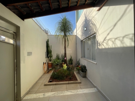 Bel&iacute;ssima casa no Parque das Aroeiras 