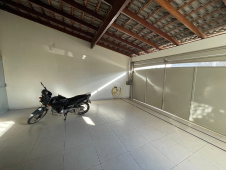 Bel&iacute;ssima casa no Parque das Aroeiras 