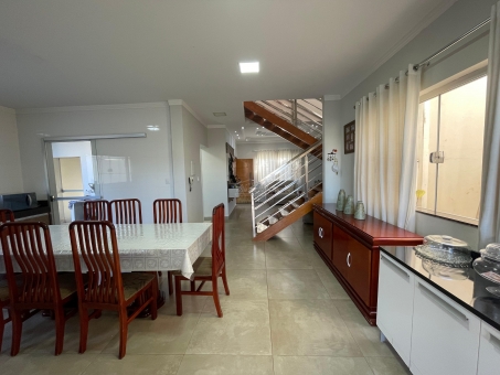 Bel&iacute;ssima casa no Parque das Aroeiras 