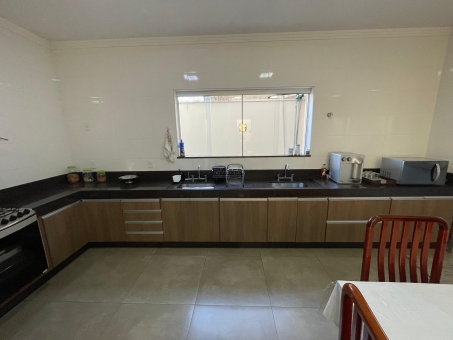 Bel&iacute;ssima casa no Parque das Aroeiras 