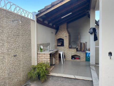 Bel&iacute;ssima casa no Parque das Aroeiras 