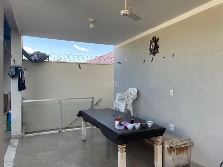 Bel&iacute;ssima casa no Parque das Aroeiras 
