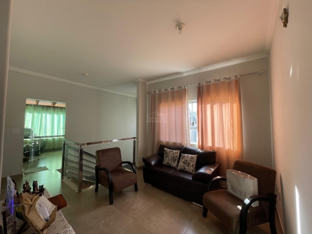Bel&iacute;ssima casa no Parque das Aroeiras 