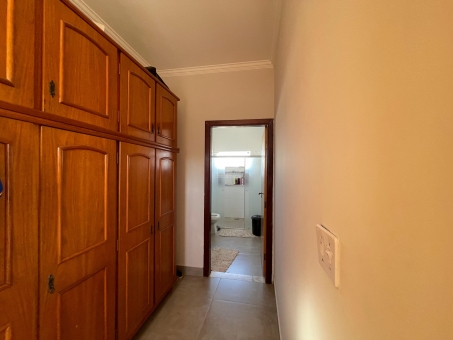 Bel&iacute;ssima casa no Parque das Aroeiras 