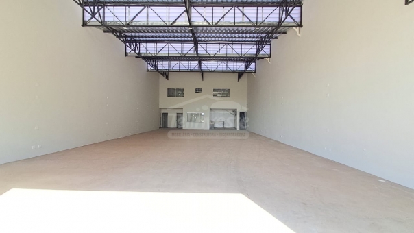 Excelente Barrac&atilde;o Comercial - Av. Juca Stockler