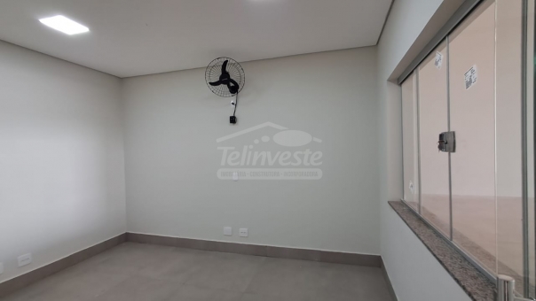 Excelente Barrac&atilde;o Comercial - Av. Juca Stockler