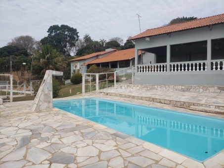 Bel&iacute;ssimo rancho &agrave;s margens do lago de Furnas