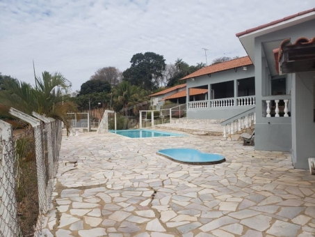 Bel&iacute;ssimo rancho &agrave;s margens do lago de Furnas