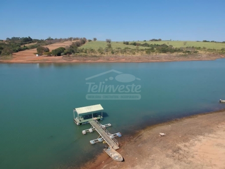 Bel&iacute;ssimo rancho &agrave;s margens do lago de Furnas