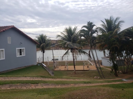Bel&iacute;ssimo rancho &agrave;s margens do lago de Furnas
