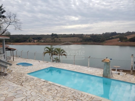 Bel&iacute;ssimo rancho &agrave;s margens do lago de Furnas