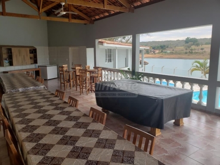 Bel&iacute;ssimo rancho &agrave;s margens do lago de Furnas
