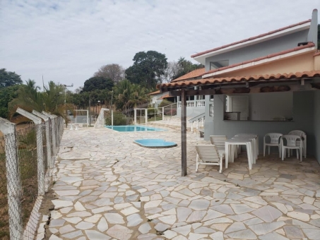Bel&iacute;ssimo rancho &agrave;s margens do lago de Furnas