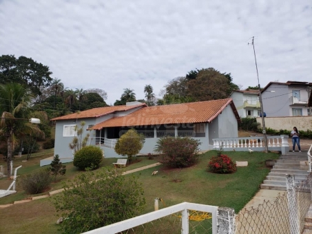Bel&iacute;ssimo rancho &agrave;s margens do lago de Furnas