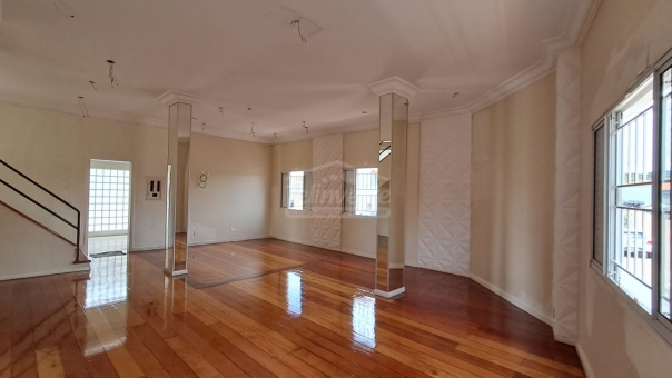 EXCELENTE CASA COMERCIAL 
