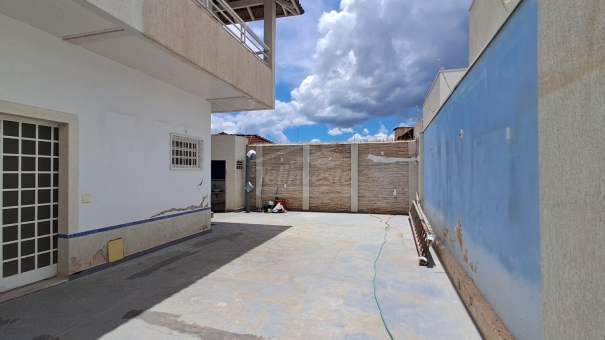 EXCELENTE CASA COMERCIAL 