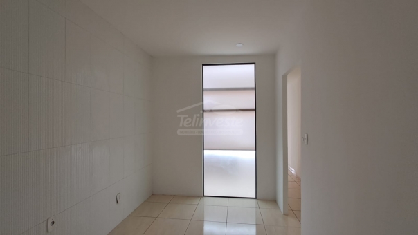 COMODO COMERCIAL PR&Oacute;XIMO A AROUCA