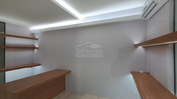 COMODO COMERCIAL PR&Oacute;XIMO A AROUCA
