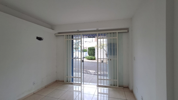 COMODO COMERCIAL PR&Oacute;XIMO A AROUCA