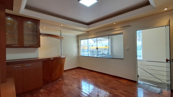 EXCELENTE CASA CENTRAL 