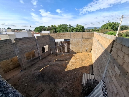 BARRAC&Atilde;O E CASA NO GL&Oacute;RIA