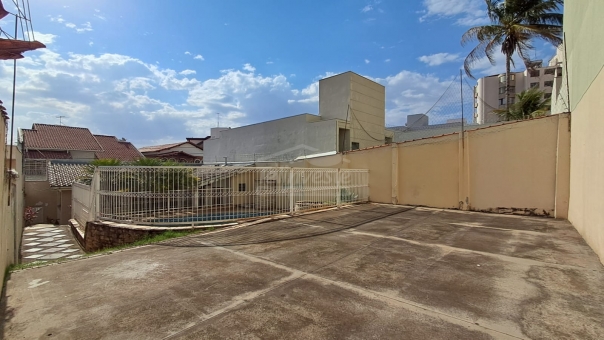 CASA COM PISCINA - MUARAMA