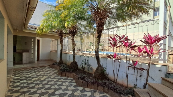 CASA COM PISCINA - MUARAMA
