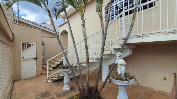 CASA COM PISCINA - MUARAMA