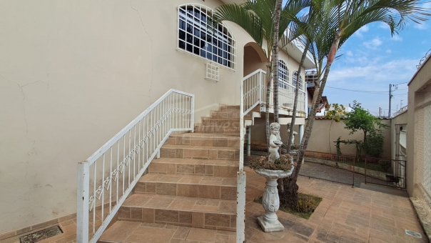 CASA COM PISCINA - MUARAMA